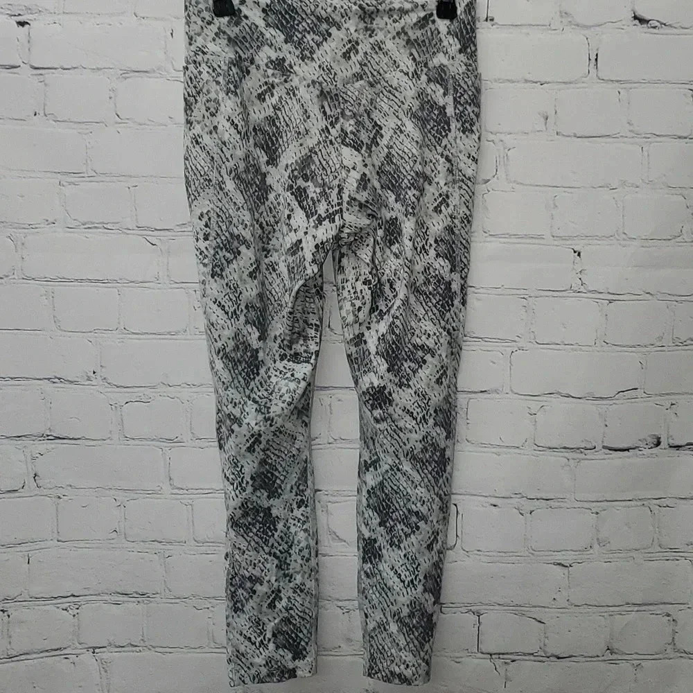 VS Victoria’s Secret Pink Sport Buttery Soft Legging Python White Grey Size M - Picture 5 of 9